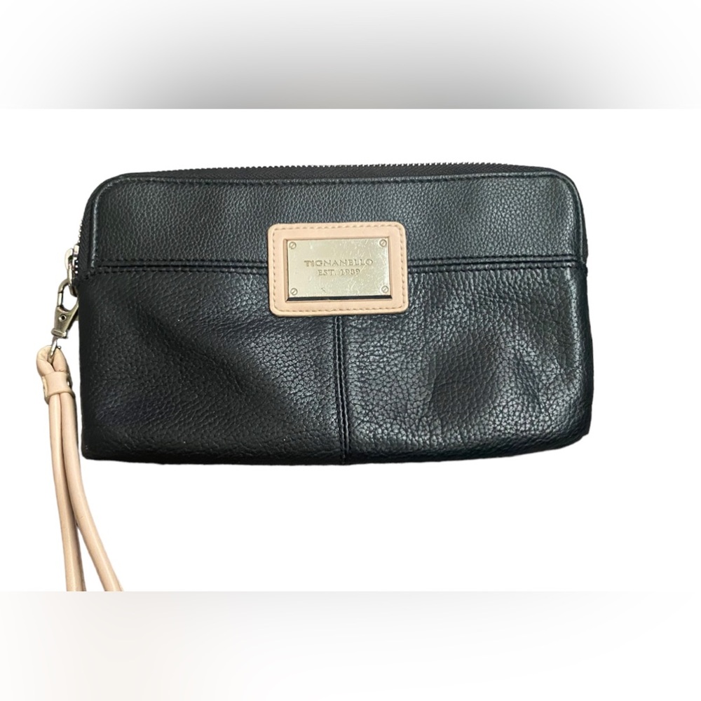 Tignanello wristlet in black pebbled leather, beautiful pattern inside. Cc slots